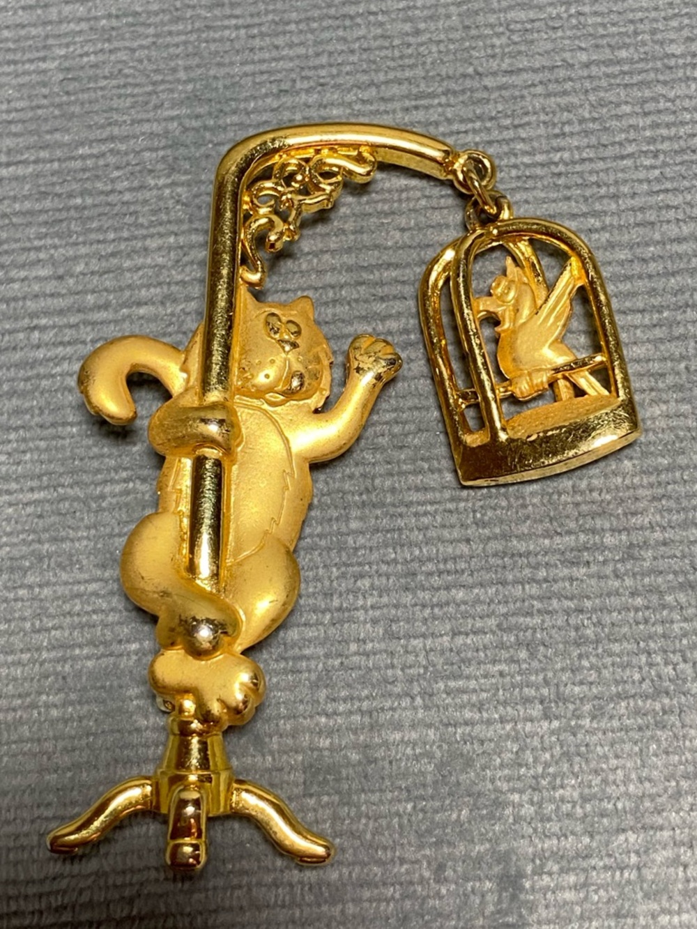 Vintage JJ Jonette Jewelry Brooch Goldtone Cat and Swinging Birdcage, signed EUC